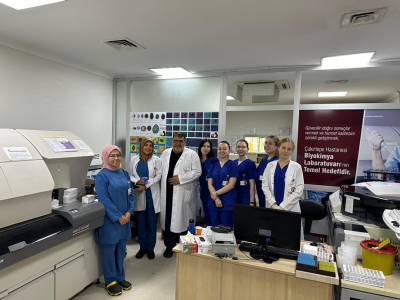 zespół laboratoryjny wraz ze studentkami. Kliknij, aby powiększyć zdjęcie.